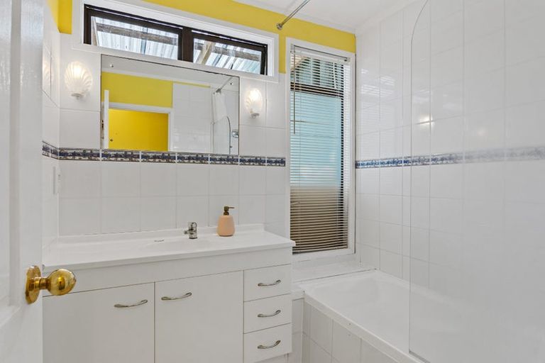 Photo of property in 2/58 Glencoe Road, Browns Bay, Auckland, 0630