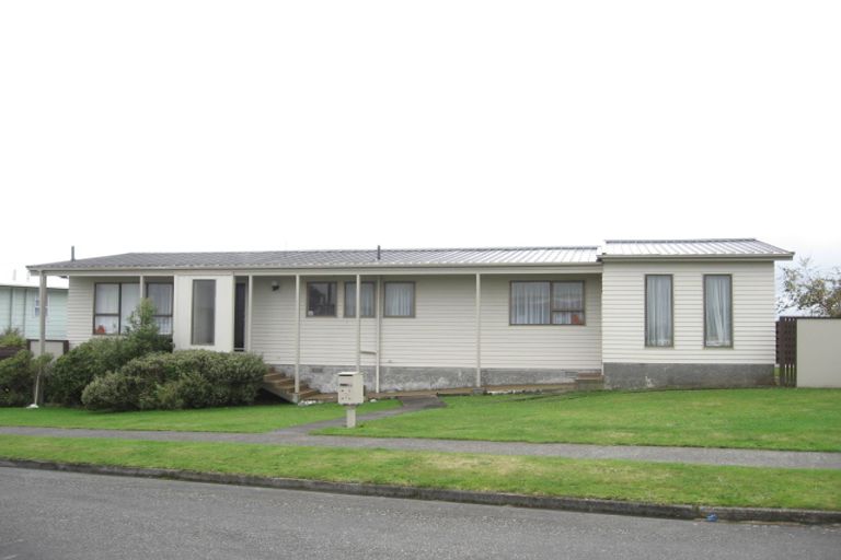 Photo of property in 2 Chetwode Grove, Newlands, Wellington, 6037