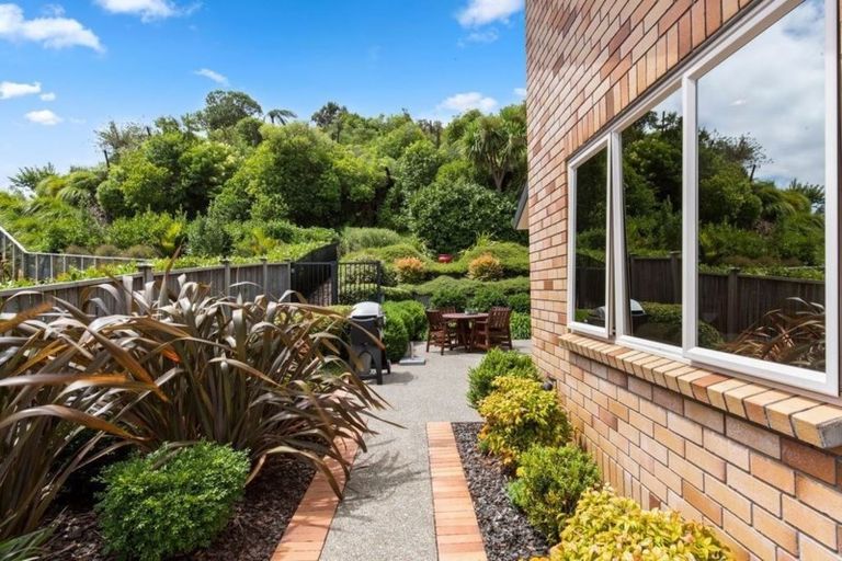 Photo of property in 18 Schopolo Place, Schnapper Rock, Auckland, 0632