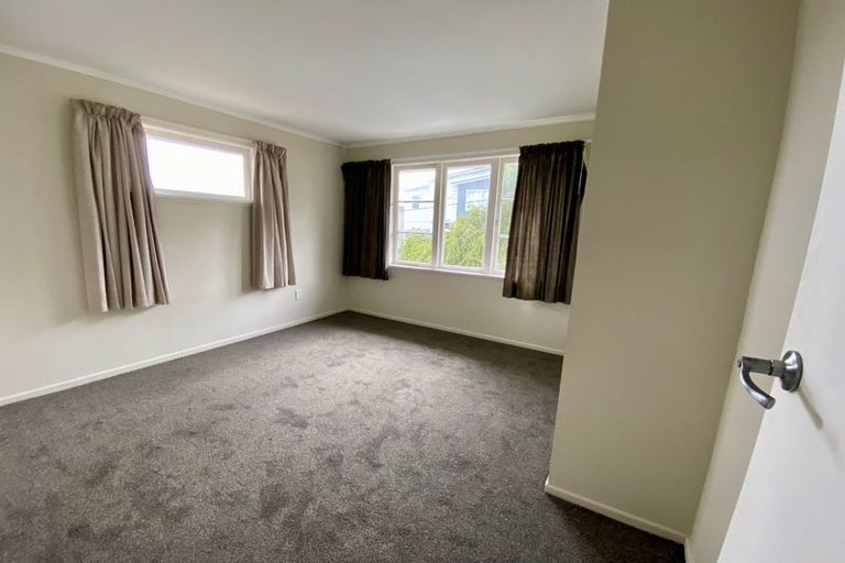 Photo of property in 229 Wairau Road, Totara Vale, Auckland, 0627