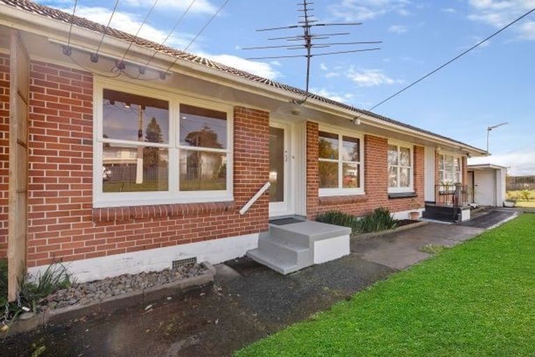 Photo of property in 2/43 Tramway Road, Beach Haven, Auckland, 0626