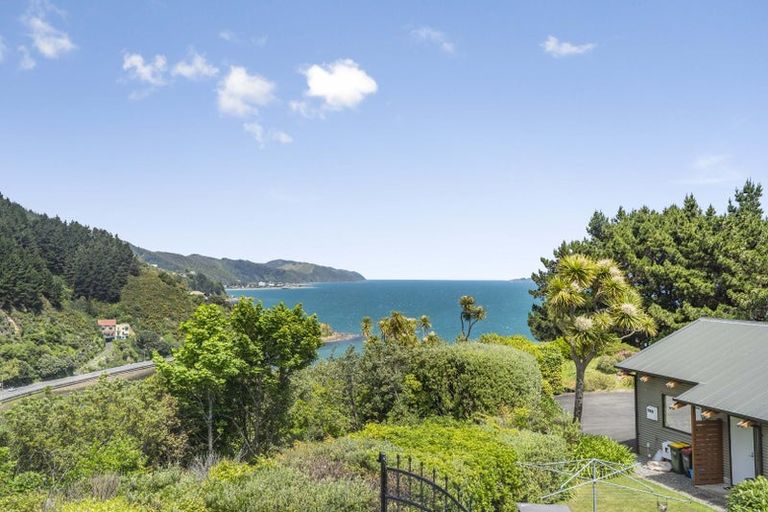 Photo of property in 33 Waitohu Road, York Bay, Lower Hutt, 5013