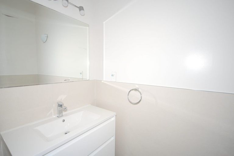 Photo of property in 2/64 Exmouth Road, Northcote, Auckland, 0627