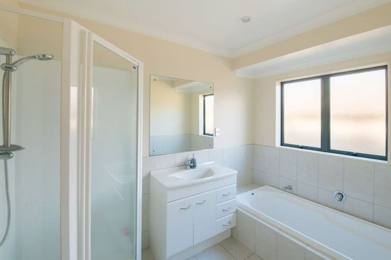 Photo of property in 14 Breon Place, Flat Bush, Auckland, 2016