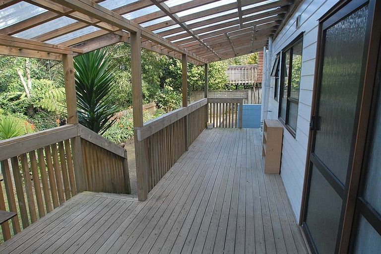 Photo of property in 60 Easton Park Parade, Glenfield, Auckland, 0629