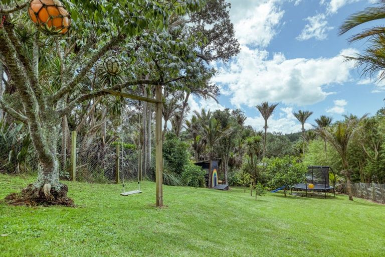 Photo of property in 213 Motutara Road, Muriwai, Waimauku, 0881