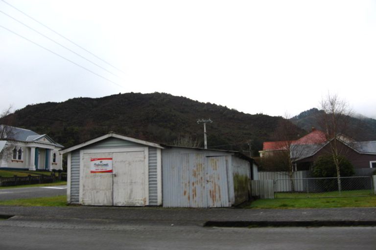 Photo of property in 37 Walsh Street, Reefton, 7830