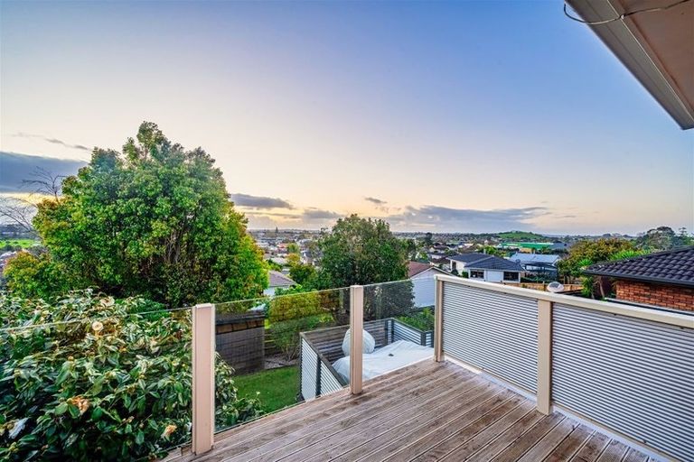 Photo of property in 19 Glenshee Place, Highland Park, Auckland, 2010