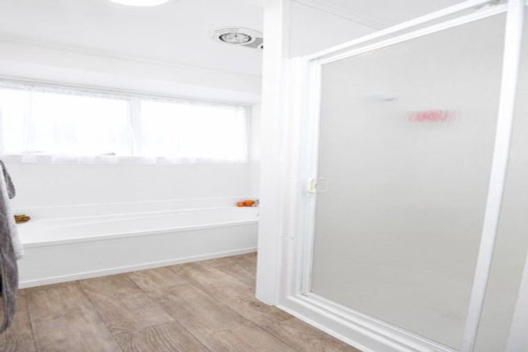 Photo of property in 2/46 Granville Drive, Massey, Auckland, 0614