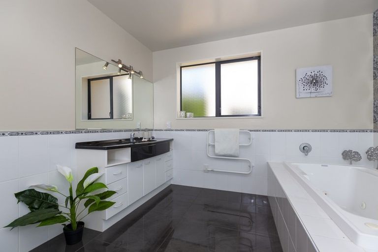 Photo of property in 17 Windsor Avenue, Waikanae, 5036