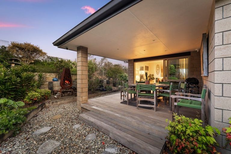 Photo of property in 21 Laguna Place, Matakatia, Whangaparaoa, 0930