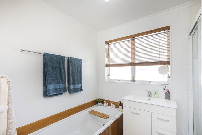 Photo of property in 17 Abraham Crescent, Milson, Palmerston North, 4414