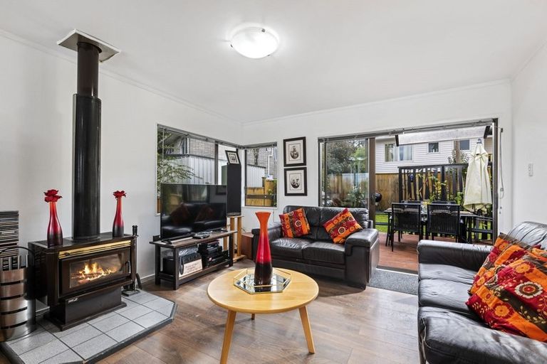 Photo of property in 2/6 Orton Street, Glenfield, Auckland, 0627