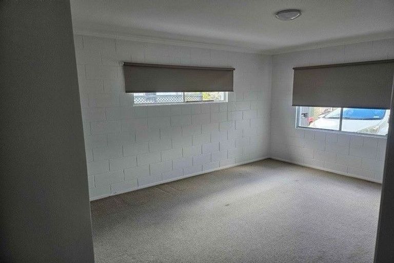 Photo of property in 1/16 Wernham Place, Northcote, Auckland, 0626