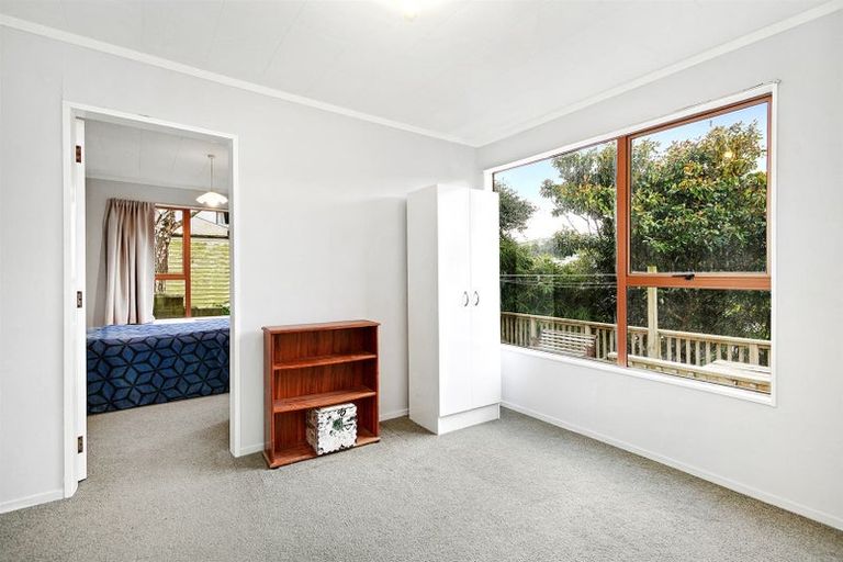 Photo of property in 15a Kereru Bend, Tawa, Wellington, 5028