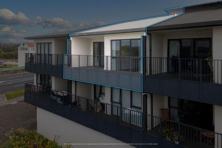 Photo of property in 12 Imperial Place, Henderson, Auckland, 0612