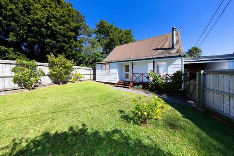Photo of property in 1/252 Birkdale Road, Birkdale, Auckland, 0626