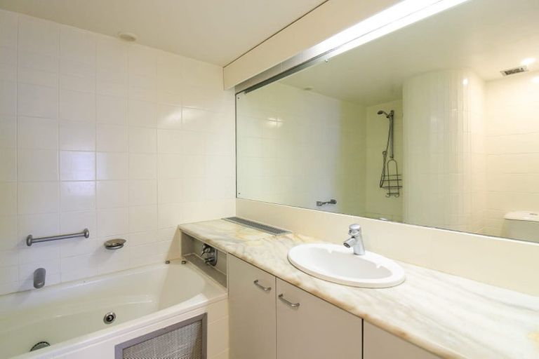 Photo of property in 2/226 Oriental Parade, Oriental Bay, Wellington, 6011