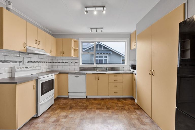 Photo of property in 28 Disraeli Street, Hawera, 4610