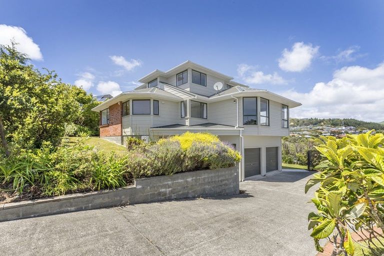 Photo of property in 37 Saunders Close, Whitby, Porirua, 5024