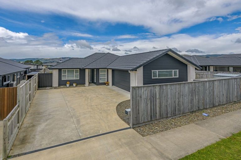 Photo of property in 96 Johnstone Drive, Fitzherbert, Palmerston North, 4410