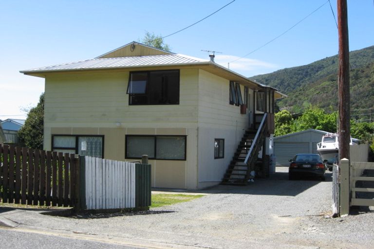 Photo of property in 32 Durham Street, Picton, 7220