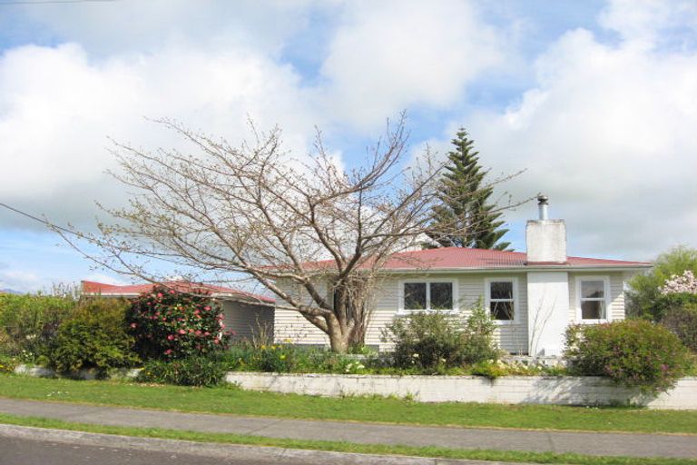 Photo of property in 10 Pukatea Street, Inglewood, 4330