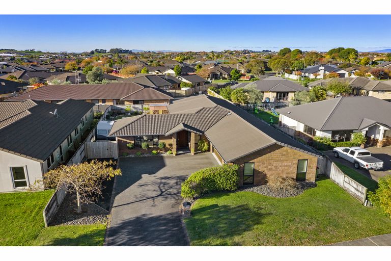 Photo of property in 12 Whitford Place, Rototuna North, Hamilton, 3210