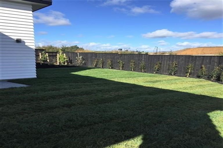 Photo of property in 27 Syd Grant Crescent, Orewa, 0931