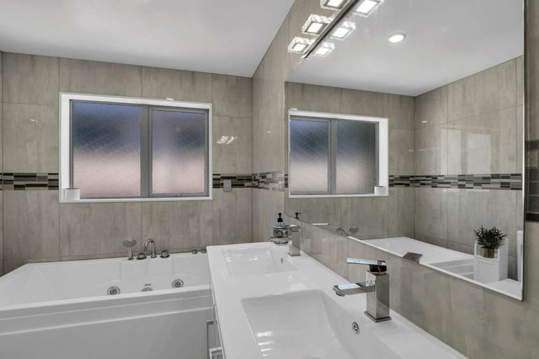 Photo of property in 114b Everglade Drive, Totara Heights, Auckland, 2105