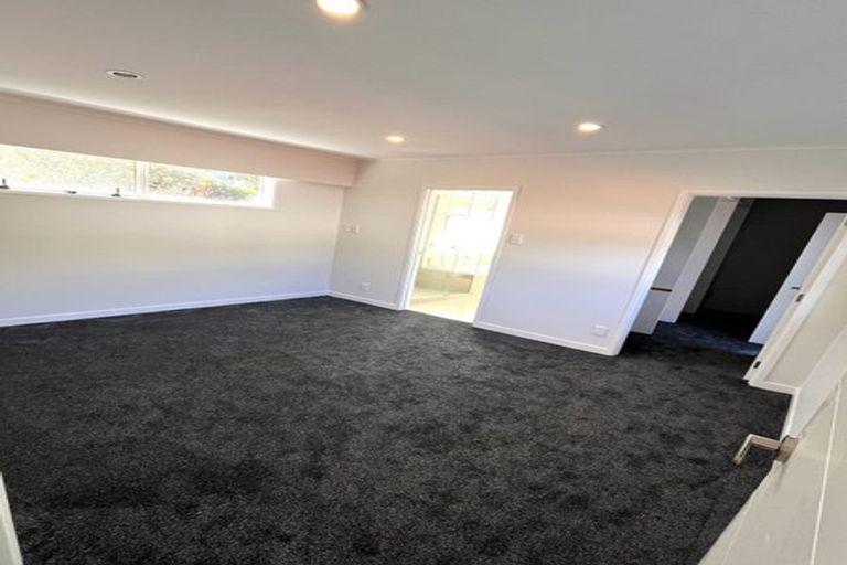 Photo of property in 15 Glenroy Place, Green Bay, Auckland, 0604
