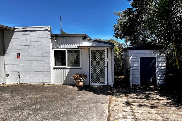 Photo of property in 4/304 Great North Road, Henderson, Auckland, 0612