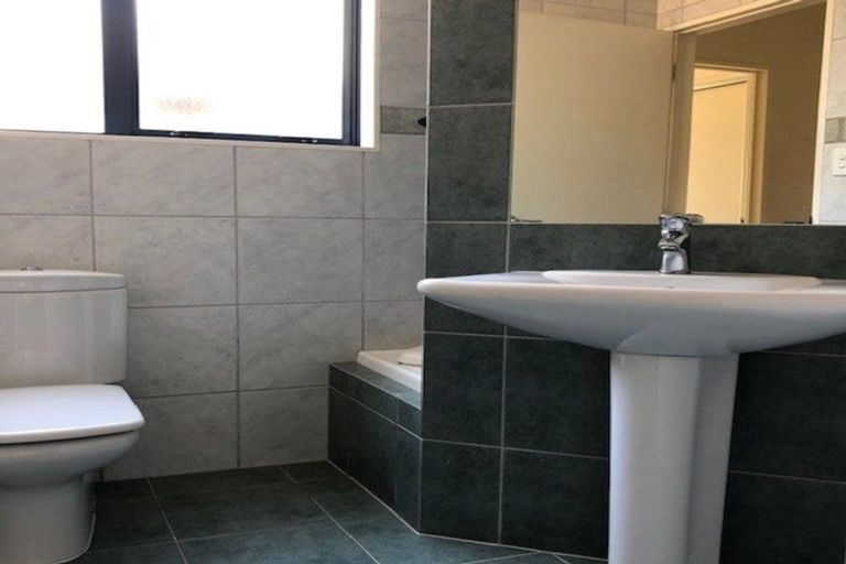 Photo of property in 473 East Coast Road, Murrays Bay, Auckland, 0630