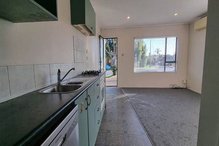 Photo of property in 1 Ardee Close, East Tamaki, Auckland, 2016