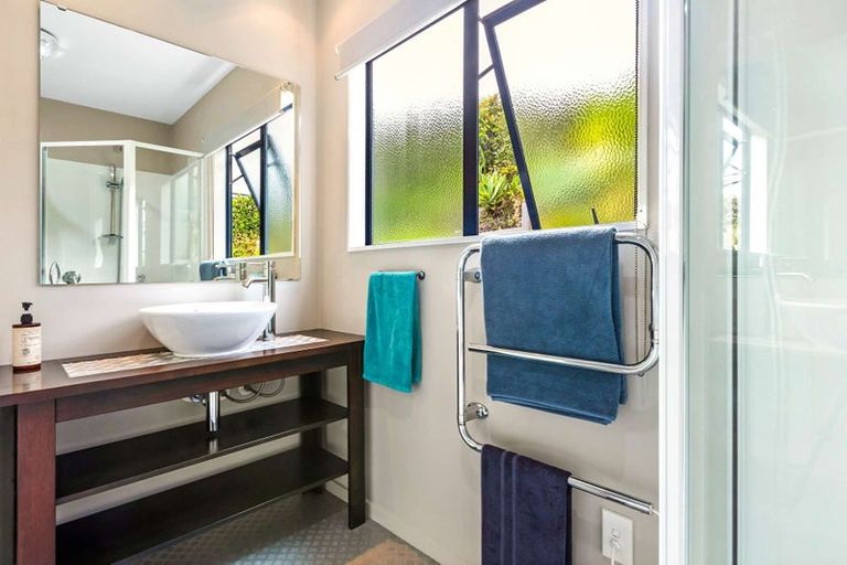 Photo of property in 9 Dudley Crescent, Cable Bay, 0420