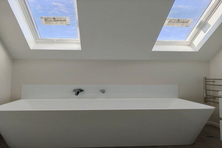 Photo of property in 91a Whites Line East, Waiwhetu, Lower Hutt, 5010