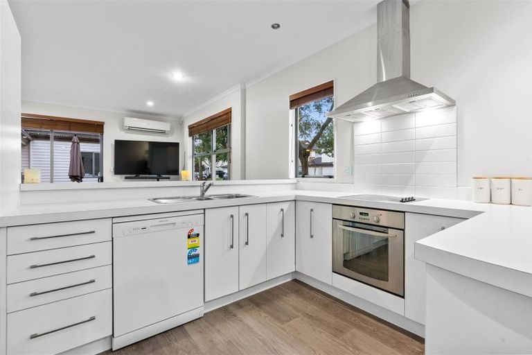 Photo of property in 15 The Track, Takanini, 2112