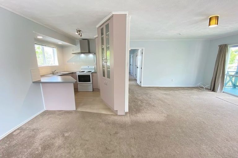 Photo of property in 2/23 Tetrarch Place, Totara Vale, Auckland, 0629