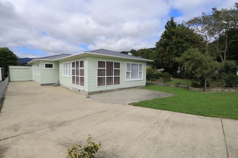 Photo of property in 4 Parkway, Wainuiomata, Lower Hutt, 5014