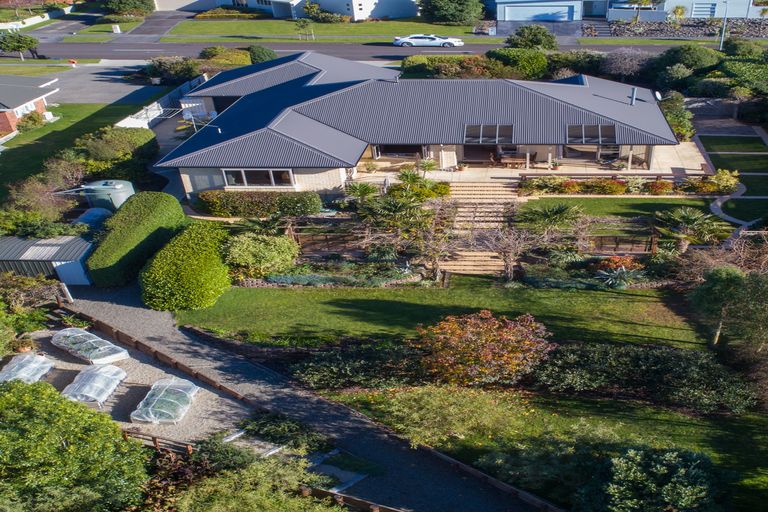 Photo of property in 48 Cashmere Drive, Fitzherbert, Palmerston North, 4410