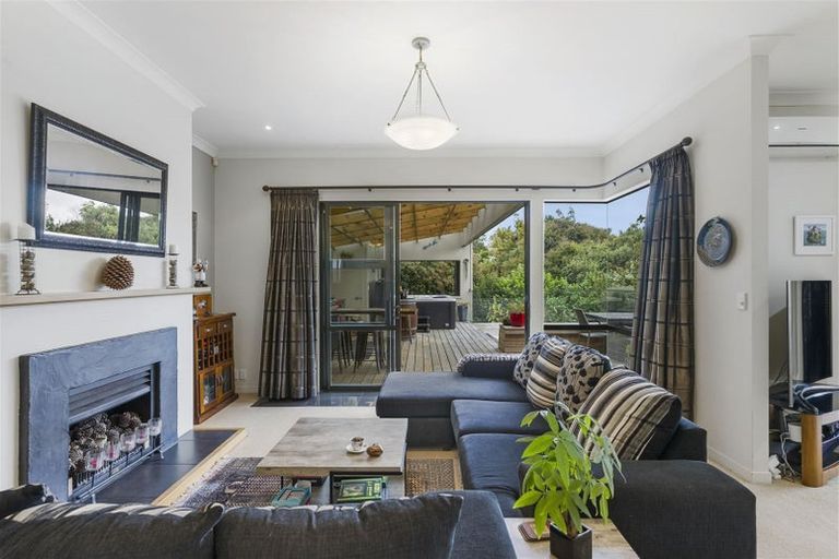 Photo of property in 16 Renlee Place, Shelly Park, Auckland, 2014