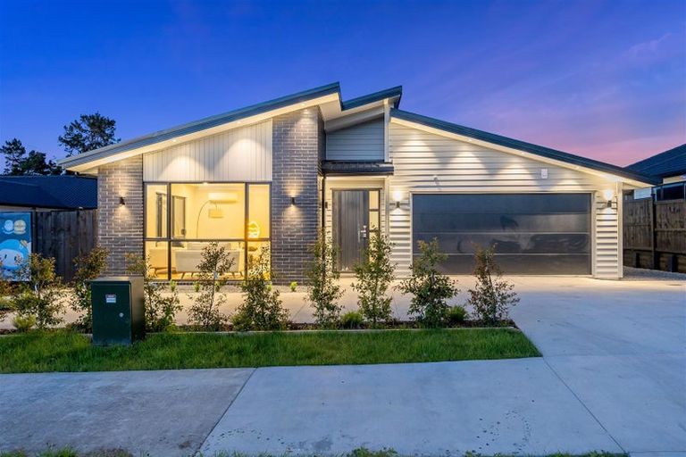 Photo of property in 18 Madden Avenue, Kumeu, 0810