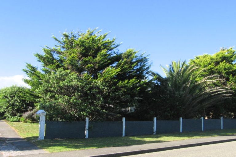 Photo of property in 1 Freyberg Crescent, Waikanae Beach, Waikanae, 5036