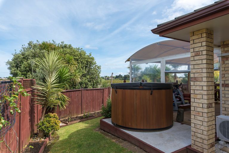 Photo of property in 27 Fergy Crescent, Wattle Downs, Auckland, 2103