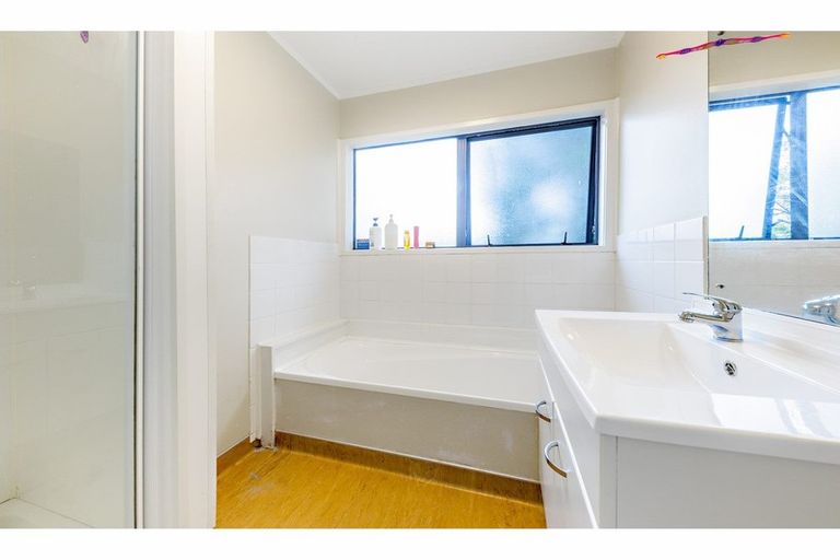 Photo of property in 2/73 Etherton Drive, Weymouth, Auckland, 2103