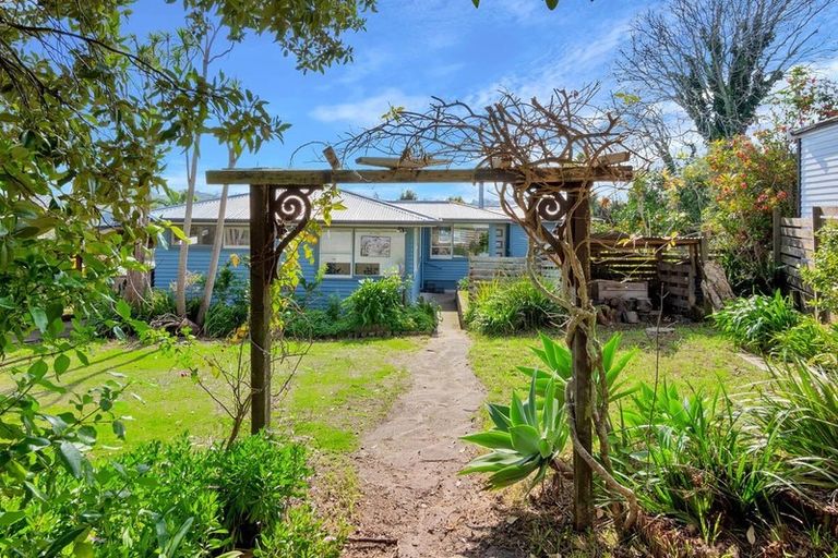 Photo of property in 4 Weatherly Road, Torbay, Auckland, 0630