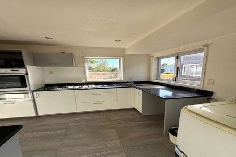 Photo of property in 261 Wairau Road, Totara Vale, Auckland, 0627