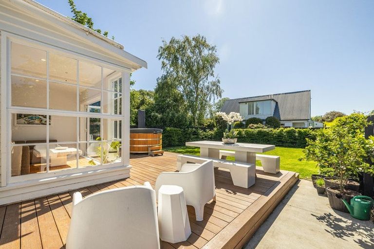 Photo of property in 5 Aikmans Road, Merivale, Christchurch, 8014