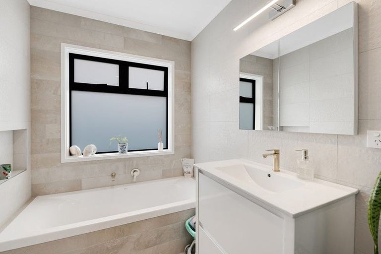 Photo of property in 16a Lillian Place, Orewa, 0931