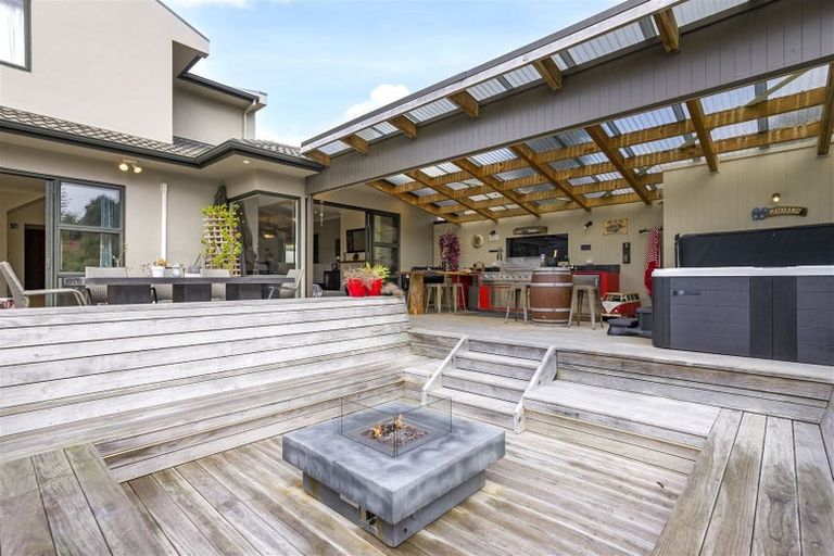 Photo of property in 16 Renlee Place, Shelly Park, Auckland, 2014